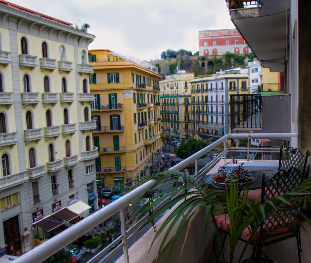 Well Come - Palazzo Reale Hotel เนเปิลส์ ภายนอก รูปภาพ