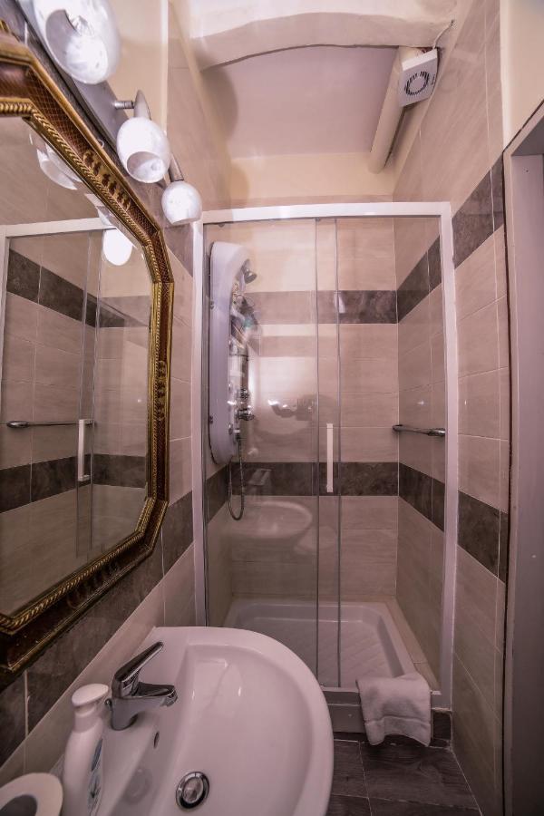 Well Come - Palazzo Reale Hotel เนเปิลส์ ภายนอก รูปภาพ